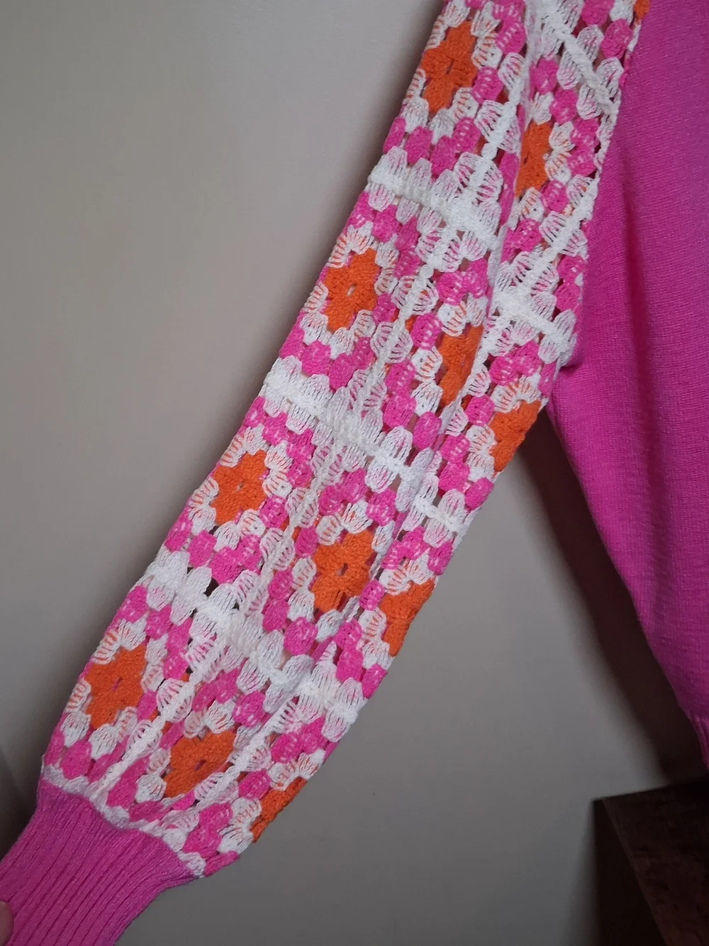 Davi & Dani Women’s Crochet Sleeve Pink Knit Sweater; Size S - Picture 7 of 11